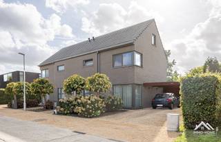 Deze lichtrijke en moderne halfopen bebouwing is gelegen in een rustige woonwijk in Lochristi en biedt een aangename combinatie van ruimte, comfort en een praktische indeling. Via de inkom- en traphal met apart toilet kom je in de open leefruimte, waar de keuken mooi aansluit op de eet- en zithoek en uitkijkt op de tuin. Aansluitend bevindt zich een ruime berging, ideaal voor extra opslag en praktisch dagelijks gebruik. Op de verdieping zijn er drie slaapkamers en een badkamer uitgerust met een dubbele lavabo, toilet en bad met douchefunctie. De extra grote zolder biedt bovendien heel wat bijkomende bergruimte en kan, afhankelijk van de mogelijkheden en wensen, verder worden benut. Buiten beschikt de woning over een carport met aparte fietsenstalling, een terras aansluitend aan de woning en een mooi aangelegde, onderhoudsvriendelijke tuin. Ideale woning voor wie zoekt naar een moderne, lichtrijke gezinswoning met drie slaapkamers, veel bergruimte en een aangename tuin in een rustige woonomgeving in Lochristi. Bezoekdag: 07/11: Inschrijven via mail naar tommy@immo-home.be, geen telefonische inschrijvingen! Volg ons op Fb en Insta. Voor meer info: www.immo-home.be. GRATIS SCHATTING &amp; GRATIS FINANCIEEL ADVIES
