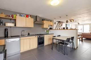 <p><span>Charmante woning met grote buitenruimte en loods!</span></p><p><span>Deze woning is gelegen nabij het dorpscentrum in Kalken.</span></p><p><span>Er zijn 2 woningen, waarvan 1 is verhuurd.</span></p><p><span>Woning 165 omvat op het gelijkvloers een inkomhal, een ruime en lichtrijke woonkamer met open keuken, een ingerichte badkamer met douche, wastafel en toilet, een slaapkamer en een grote bergruimte. Op de eerste verdieping is er een grote super gezellige slaapkamer. Verder is er een aparte leefruimte of bureau met aansluiting naar de ingerichte tuin of het terras.</span></p><p><span>Erachter is nog een grote loods die bereikbaar is via een oprijlaan en een grote open buitenruimte.</span></p><p><span>Bent u op zoek naar opslagplaats en voldoende buitenruimte, dan is deze woning zeker interessant voor u!</span></p><p><span>Neem contact op om uw bezoek te plannen.</span></p><p><span>EPC 358 kWh/(m²jaar), uc 3931646 (geen renovatieplicht); EPC 606 kWh/(m²jaar), uc 3931670; renovatieplicht aanwezig.</span></p><p><span>Si in aanvraag; P-score A, G-score A; </span><span>Bestuursmaatregelen in het maatregelenregister: nee.</span></p>