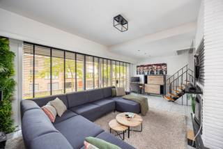 ENERGIEZUINIGE WONING MET DRIE RUIME SLAAPKAMERS, GARAGE EN TUIN!
Ligging
Gelegen in een rustige en kindvriendelijke woonwijk geniet deze woning van een uitstekende ligging in het groene Lint. Hier woont u in een aangename omgeving met scholen, winkels, openbaar vervoer en sportfaciliteiten op korte afstand. Dankzij de vlotte verbinding naar Antwerpen, Mechelen en de omliggende gemeenten combineert deze locatie het beste van twee werelden: rustig wonen in een residentiële buurt met alle dagelijkse voorzieningen binnen handbereik. Bovendien zorgen de nabijgelegen wandel- en fietsroutes voor een hoge levenskwaliteit voor jong en oud.
Indeling
Deze instapklare gezinswoning biedt een ideale combinatie van ruimte, comfort en energiezuinig wonen. Al van bij aankomst merkt u hoe praktisch deze woning is. De ruime oprit biedt plaats aan twee wagens, aangevuld met een uitzonderlijk grote garage waar niet alleen een wagen, maar ook fietsen, voorraad en hobbymateriaal moeiteloos hun plaats vinden.
Op de eerste verdieping geniet u van een aangename leefruimte die baadt in natuurlijk licht. De gezellige open haard zorgt tijdens de wintermaanden voor extra warmte en sfeer, terwijl de halfopen keuken een fijne balans creëert tussen openheid en geborgenheid. Hier kookt, eet en leeft u in alle comfort.
De bovenverdieping beschikt over drie volwaardige slaapkamers en een badkamer met inloopdouche en dubbele wastafel, waardoor deze woning perfect aansluit bij de noden van een groeiend gezin. Achter de garage bevinden zich bovendien een praktische wasplaats en extra bergruimte met directe toegang tot de tuin.
Ook op energetisch vlak zit u hier helemaal goed. Dankzij de warmtepomp, zonnepanelen en het dubbele glas met thermische en akoestische isolatie geniet u van een energiezuinige woning met een hoog wooncomfort. Bovendien werd het merendeel van de beglazing recent vernieuwd, wat het energieverbruik nog verder ten goede komt.
Een verzorgde en structureel gezonde woning waar u jarenlang zorgeloos kan wonen en genieten.
TROEVEN
+ EPC score A
+ Zonnepanelen
+ Elektriciteit conform
+ Asbestveilig
Bodemattest en stedenbouwkundige inlichtingen in aanvraag.
Benieuwd naar deze woning? Maak snel een afspraak en ontdek jouw nieuwe thuis!
Voor meer informatie of een gratis waardebepaling van je vastgoed, bel ons op 03/345.88.99 of vul een aanvraag in via onze website.