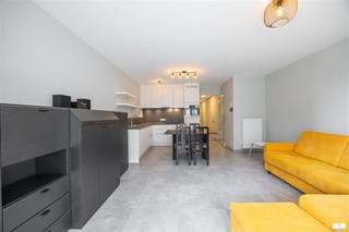 Recent en gemeubeld appartement in de nieuwbouwresidentie Capri II, ideaal gelegen vlak bij de Zeedijk en op wandelafstand van het winkelcentrum. Het gebouw werd opgeleverd in juni 2022 en combineert een moderne uitstraling met een uitstekende ligging. Het appartement is praktisch en comfortabel ingedeeld met een inkomhal, een lichtrijke woonkamer, een berging, een stijlvolle badkamer met inloopdouche, een apart toilet, 2 slaapkamers en een zonnig terras waar het aangenaam vertoeven is. Het appartement wordt volledig gemeubeld verkocht en is voorzien van inbouwkasten, wat zorgt voor extra comfort en opbergruimte. Het appartement kan als vakantieverblijf of als vaste woonst dienen.Ook op energetisch vlak scoort dit appartement uitstekend, met een gunstig EPC-label A. Extra troef is de ruime, gemakkelijk toegankelijke gemeenschappelijke fietsenberging. Mogelijkheid tot aankoop garage in de nabije omgeving. Verkoop onder het registratierecht.