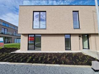 Bent u op zoek naar een unieke woonervaring op een boogscheut van de stad Aalst?<br />Ontdek dit instapklare en energiezuinig 2-slaapkamerappartement in Residentie Paddenhoek.<br />Dit gelijkvloerse appartement met 2 slaapkamers, terras, en tuin biedt luxe, comfort en privacy in een rustige en groene omgeving.<br />6% BTW - interessante opportuniteit ook voor investeerders die wensen te verhuren voor min 15 jaar (eveneens 6% BTW)<br /><br />🏡 Kenmerken van dit appartement :<br />Nieuwbouw met hoogwaardige materialen en volgens de recentste normen qua isolatie en akoestiek<br />2 slaapkamers <br />Hedendaagse badkamer met inloopdouche <br />Zonnige en lichtrijke leefruimte met zuidgericht terras en privé tuin<br />Gezellige keuken met alle moderne toestellen <br />Energiezuinig<br />Ondergrondse parkeerplaats kan optioneel bij gekocht worden (37.000€)<br /><br />📍 Toplocatie:<br />Perfecte verbinding met het openbaar vervoer, invals- en autosnelwegen. Winkels, horeca en scholen in de direkte nabijheid.<br /><br />📅 Beschikbaar<br />Bij akte. Instapklaar!<br /><br />📩 Interesse?<br />Neem vandaag nog contact op met Sabrina bij Immo Bia (sabrina@immobia.be) om een bezoek te plannen of voor meer informatie