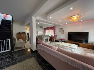 Deze volledige instapklare zeer ruime (263m²) lichtrijke gezinswoning is centraal gelegen met onderhoudsvriendelijke omheinde tuin en voorziet in o.a. ruime living met aanpalende luxueuze open leefkeuken, twee aparte badkamers, 3 slpks waarvan master bedroom met eigen sanitair en ruime dressing en meer dan voldoende bergruimte.
Kan ook gebruikt worden als kangoeroewoning.
Info/plaatsbezoek 0473/245102 of info@vandenvonder-decat.be.