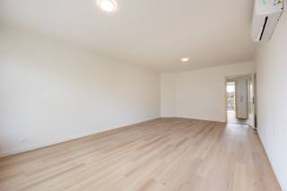 Excellently located south of Rivierenhof Park, quiet close to green but still easily accessible.Layout: Deep garage for three cars's back to back...