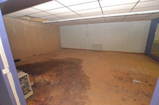 TE RENOVEREN ruim woonhuis met pakhuis/loods en met uitweg achteraan uitgevend op de nieuwe toekomstige verkaveling. <br /><br />Indeling: <br /><br />*Gelijkvloers: <br />zeer groot pakhuis met inrijpoort en winkel vooraan aan de straatzijde met ook uitweg achteraan in de zijstraat.<br /><br />* Twee duplex-appartementen bestaande uit telkens een woonkamer, open ingerichte keuken, apart toilet, badkamer en 1 of 2 slaapkamers. EPC: 390 (D-label) en 798 (F-label).