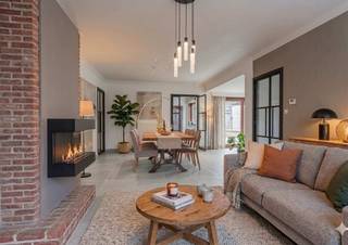 ERPE-MERE - Ruime woning met grote garage en tuin in Mere<br /><br />Ontdek deze solide woning op wandelafstand van het centrum van Mere. De woning beschikt over een royale garage van 70m² met douche en berging, een praktische inkomhal, kelder, en een lichtrijke leefruimte van 52m² met aansluitende keuken. Op het gelijkvloers bevindt zich ook een extra kamer die dienst kan doen als slaapkamer of bureau.<br /><br />Op de bovenverdieping vind je drie ruime slaapkamers, een dressing, en een comfortabele badkamer met ligbad, douche en toilet. De zolder biedt nog extra ruimte voor opslag of uitbreiding. Buiten geniet je van een grote tuin — ideaal voor gezinnen met een hobby of zelfstandige.<br /><br />Voor verdere informatie of een bezoek kan u ons steeds contacteren; info@immoderas.be / 053/60.65.60