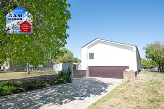 Deze prachtige villa is gerenoveerd in 2021 en biedt alle moderne comfort in een rustige omgeving. De woning heeft een bewoonbare oppervlakte van 240m².<br /><br />De open bebouwing zorgt voor veel privacy en ruimte, terwijl de vernieuwde staat van de woning ervoor zorgt dat u zich meteen thuis zult voelen. De woning is voorzien van boorputwater, 2 nieuwe regenwaterputten van 10.000l, stadswater en een nieuwe septische tank. Het dak is net volledig vernieuwd, net zoals de compleet ingerichte keuken. De originele ramen werden voorzien van superisolerend glas. <br /><br />De woning is smaakvol ingericht en biedt een uitzonderlijke woonervaring: Er zijn 4 ruime kamers, veel natuurlijk lichtinval en hoogwaardige afwerking. De ruime tuin biedt voldoende mogelijkheden voor ontspanning en recreatie, terwijl het grote perceel ervoor zorgt dat u volop van uw privacy geniet. Er is een inpandige garage met veel bergruimte. <br /><br />De ligging van de woning is ideaal voor wie op zoek is naar rust en natuur in de Leiestreek, maar toch ook de nabijheid van stedelijke voorzieningen op prijs stelt: oprit E17 Gent-Kortrijk op 5 min, het station van Waregem 10min, en met de fiets het centrum van Zulte en fietssnelweg op 5 min.<br /> <br />De villa beschikt over een epc C, uniek voor een architectenwoning met dit concept en omvang. Er zijn maar liefst 14 zonnepanelen en 2 thuisbatterijen, op die manier bent u gewapend voor de toekomst. <br />Elektrische installatie is conform het AREI.<br /><br />Werkelijk een topper in zijn klasse. Villa De Bruycker komt van de hand van architect J. Dupuis en baadt in het daglicht én is zeer goed bewaard en gerenoveerd naar het originele ontwerp. <br /><br />De tuin met zijn nieuwe zonneterras heeft enorm veel potentieel. <br /><br />Boek nu uw tijdslot op zaterdag 13 juni (tussen 10u30 en 11u30) en laat u betoveren door dit architecturaal pareltje!<br />Contact: kristoff@immoroba.be