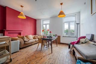 Gelegen op een commerciële locatie: grote degelijke eigendom met veel potentieel. Deze eigendom bestaat uit een wInkelruimte, leuke bovenliggende woonst, grote garage met hoge inrijpoort, achterliggend atelier met extra mogelijkheden en 2 kelders. <br />Reeds nieuw dak, deels dubbele beglazing, charmante elementen. <br /><br />Bezoek na afspraak met IMMO BEGUIN: info@immobeguin.be<br /><br />Dit zoekertje bevat enkele AI-gegenereerde visualisaties.