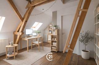 <p><span><strong>Bent u op zoek naar een charmante studio in Gent om zelf te bewonen, als investering of voor uw studerende kinderen? Dan is deze studio precies wat u zoekt.</strong></span></p><p><span>Deze studio is gelegen aan de Kasteellaan in Gent, in een statig herenhuis met authentieke elementen en karaktervolle uitstraling. De centrale en gegeerde ligging nabij het stadscentrum maakt dit een bijzonder aantrekkelijke locatie. In de onmiddellijke omgeving vindt u tal van winkels, gezellige horecazaken, scholen en andere dagelijkse voorzieningen. Dankzij de uitstekende openbaarvervoersverbindingen en de nabijheid van belangrijke invalswegen is de studio vlot bereikbaar, zowel met de wagen, de fiets als het openbaar vervoer. Bovendien bevindt u zich op korte afstand van het historische centrum en de gezellige Gentse binnenstad, waardoor alle troeven van de stad binnen handbereik zijn.</span></p><p><span><strong>Indeling:</strong></span><br /><span>Bij binnenkomst komt u terecht in de gezellige leefruimte, waar de charme van het herenhuis mooi tot zijn recht komt. Via de leefruimte bereikt u de mezzanine, die momenteel ingericht is als slaapruimte. Daarnaast beschikt de studio over een eigen keuken en badkamer.</span></p><p><span>De combinatie van de authentieke uitstraling, de mezzanine en de centrale ligging maakt deze studio bijzonder interessant als eigen woonst, investering of verblijf voor een studerend kind.</span></p><p><span><strong>Interesse?</strong> Contacteer ons gerust voor meer informatie of om een bezoek in te plannen.</span></p>