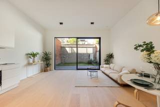 Stijlvol nieuwbouwappartement met één slaapkamer en stadstuin te Antwerpen!<br /><br />In een kleinschalig en modern nieuwbouwproject (bouwjaar 2026) stellen we dit prachtig afgewerkte appartement op de gelijkvloerse verdieping voor, waar comfort, licht en kwaliteit centraal staan.<br /><br />Bij het binnenkomen valt meteen de ruime en lichtrijke leefruimte met hoge plafonds op, afgewerkt met een houten vloer die doorloopt door het volledige appartement. De open keuken is uitgerust met toestellen en sluit mooi aan bij de leefruimte.<br /><br />Dankzij de grote schuiframen geniet je van een overvloed aan natuurlijk licht en heb je rechtstreeks toegang tot de privatieve stadstuin. Deze buitenruimte vormt een echte verlenging van de leefruimte en biedt een rustige plek om te ontspannen. <br /><br />De ruime slaapkamer zorgt voor een aangename rustige slaapomgeving. De badkamer is hedendaags ingericht met een ruime inloopdouche voorzien van regendouchekop en een dubbele lavabo. Daarnaast is er op de gang een apart gastentoilet voorzien.<br /><br />Ten slotte is er nog een privatieve kelderberging mee inbegrepen.<br /><br />Belangrijkste troeven:<br /><br />- EPC (A-label) – energiezuinig<br />- Kleinschalig gebouw met 5 units<br />- Aparte meters voor nutsvoorzieningen<br />- Gemeenschappelijke fietsenberging aanwezig<br /><br />74m² bewoonbare oppervlakte (cfr EPC). Aankoop onder het BTW-stelsel van 21%.<br /><br />Wenst u een bezoek of meer informatie? Dan kan u ons steeds contacteren via info@dvarealestate.be of via 03/297.00.00.