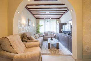 <p><span><span>Wie zoekt naar een woning met ruimte, flexibiliteit en tal van mogelijkheden? Dan is dit unieke eigendom in Wondelgem zeker een bezoek waard. </span></span><br /><br /><span><span>Wij bieden 2 afzonderlijke eengezinswoningen aan, samen bestaande uit 5 slaapkamers en 2 badkamers. Een ideaal thuis voor grote gezinnen, samengestelde gezinnen van gezinnen met een zorgouder of inwonende (jong)volwassen kinderen. </span></span><br /><span><span>Een absolute troef is de enorme garage en opslagruimte, perfect voor wie nood heeft aan extra bergruimte, een hobbyruimte zoekt of een bijberoep wenst uit te oefenen. </span></span><br /><br /><span><span>De veelzijdige indeling van deze 2 woningen bieden tal van mogelijkheden om wonen en werken te combineren! </span></span><br /><br /><span><span>Troeven op een rij: </span></span><br /><span><span>Uitzonderlijk groot woonvolume </span></span><br /><span><span>5 ruime slaapkamers </span></span><br /><span><span>2 badkamers, mogelijkheid voor 3 badkamers. </span></span><br /><span><span>Ideaal voor grote gezinnen, kangoeroewonen of inwonende gezinnen </span></span><br /><span><span>Zeer ruime garage en opslagmogelijkheden </span></span><br /><br /><span><span>Een unieke kans! Neem contact op met Nele vandaag nog voor meer informatie of een bezoek ter plaatse via 0470 79 66 20 of nele@cornelis-goeman.be </span></span><br /><br /><span><span>De herhaalde informatie en oppervlaktes zijn informatief en niet bindend.</span></span></p>