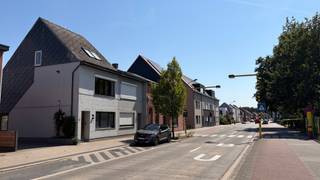 <p><strong>Centraal gelegen half open woning met polyvalente ruimte in het centrum van Sint Job in ’t Goor.</strong></p>
<p>Openbaar vervoer, scholen en verschillende winkels op wandelafstand. De op- en afrit van de snelweg E19 op 2km. Ook bos en groen met de Brechtse Heide of het wandel- en fietspad langsheen het kanaal op enkele minuten afstand.</p>
<p>De woning omvat 182m² woonruimte + op het gelijkvloers een <strong>polyvalente ruimte van 76m² in te richten als kantoor, praktijk of als zorgwoning / kangoeroewoning</strong>.</p>
<p>Indeling: vooraan een inkomhal met gastentoilet, <strong>ruime lichte woonkamer (41m²)</strong>, open keuken (15m²) ingericht met wandkasten, eiland en inbouwtoestellen. Grenzend aan de keuken een berging met aansluiting cv brander en wasmachine. Op de eerste verdieping een nachthal, slaapkamer 1 (23m²) met vaste kastenwand en een badkamer smaakvol afgewerkt met ruime inloopdouche, ligbad, meubel en toilet. Op de tweede verdieping twee kinderkamers, beiden 15m² groot met eveneens inbouw kastenwand.</p>
<p>Achteraan de woning een polyvalente ruimte (76m²) toegankelijk via de leefruimte of via een apart toegang aan de oprit. Deze polyvalente ruimte is op heden ingericht als een praktijk maar kan eenvoudig omgevormd worden naar kantoor, hobbyruimte of kangoeroewoning.</p>
<p>Achteraan een afgesloten stadstuin afgewerkt met tegels en toegankelijk via de polyvalente ruimte of de oprit. Naast de woning een oprit met doorgang naar de carport voor twee wagens en garagebox achteraan het perceel.</p>
<p>De woning is opgericht in 1962 maar kreeg in 2016 een mooie renovatie / update van keuken, badkamer, kaleien van de gevels, airco – splitters in 2018, 24 PV panelen, ……. Mede hierdoor behalen we een <strong>mooie energiescore ENERGIELABEL B</strong> – 173 kWh/m²/jaar</p>
<p>Ben je op zoek naar een centraal gelegen woning met drie slaapkamers, garage, tuin en extra ruimte neem dan zeker contact voor een vrijblijvend bezoek 03/636.47.47 of lieven@coga.be</p>