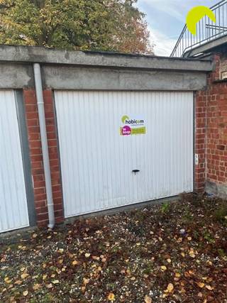 Situé dans l'Oudestraat, nous trouvons ce box de garage. Par un passage en voiture, nous accédons à l'arrière des boxes. Pour plus d'informations ou...