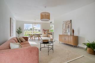 Deze energiezuinige en volledig afgewerkte woning bevindt zich in een kleinschalige verkaveling in een doodlopende straat, ideaal voor wie rustig en gezinsvriendelijk wil wonen. Binnen de driehoek Oostrozebeke – Wielsbeke – Waregem geniet je van winkels, scholen en ontspanning op fietsafstand. Dankzij de vlotte verbinding met de E17 bereik je bovendien snel Gent en Kortrijk.<br /><br />De lichtrijke leefruimte met open keuken sluit mooi aan op de aangelegde westgerichte tuin, waar je geniet van de namiddag- en avondzon. Vooraan bevindt zich een praktische bureauhoek, ideaal voor thuiswerk.<br /><br />Op de verdieping bevinden zich drie volwaardige slaapkamers en een badkamer met ligbad én aparte douche. De slaapkamers zijn afgewerkt met kwalitatief fineerparket, wat zorgt voor een warme uitstraling.<br /><br />De woning is volledig geschilderd en beschikt over een ruime inpandige garage. Ook buiten is alles voorzien: terras, toegangspad en oprit in gewassen beton en een aangelegde tuin, zodat je meteen zorgeloos kan verhuizen.<br /><br />Extra comfort dankzij:<br />✔ zonnepanelen<br />✔ balansventilatie met warmterecuperatie<br />✔ condenserende gaswandketel<br />✔ inbegrepen lichtarmaturen<br />✔ inclusief aansluitingskosten<br /><br />Kortom: een 100% instapklare woning waar comfort, kwaliteit en energiezuinig wonen centraal staan.<br /><br /><strong>MODELWONING</strong><br />Deze woning is eveneens onze modelwoning en kan steeds bezocht worden op afspraak.<br />Voor meer info <strong>bel naar 051 26 36 86</strong> of stuur een mail <strong>naar steven@lapeirre.be</strong><br /><br /><em><span>Opgelet: De prijsindicatie omvat de grond, infrastructuur, constructie, architect, EPB-verslaggeving, veiligheidscoördinatie (VC) en ventilatieverslaggeving (VVG). Exclusief btw, registratierechten en overige kosten. Incl. tuin, aansluitingskosten, schilderwerken en fineerparket</span></em><br /> 