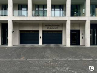 <p><span>Zorgeloos parkeren aan het Nieuw Zuid - Scheldehof</span></p><p><span>Op een uitstekende locatie, gelegen in een afgesloten, ondergrondse garage van een recent gebouw vinden we deze parkeerplaats. Via de Kaaien ben je direct op de snelweg, terwijl de Leien je zo naar het historisch centrum brengen. Altijd zeker van een plaats, nooit nog parkeerstress. Ideaal voor omwonenden of iemand die werkt in de buurt.</span></p><p><span> </span></p><p><span>Beschikbaar bij akte.</span></p><p><span> </span></p>