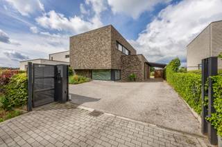 In een rustige, groene buurt op wandel- en fietsafstand van het centrum van Zoersel vind je deze instapklare woning op een prachtig perceel van...