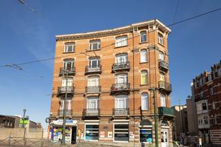 SCHAERBEEK, close to Docks Brussel, transport links and shops, ideally located on Place E. Verboeckhoven, on the 3rd and 4th floors of a...