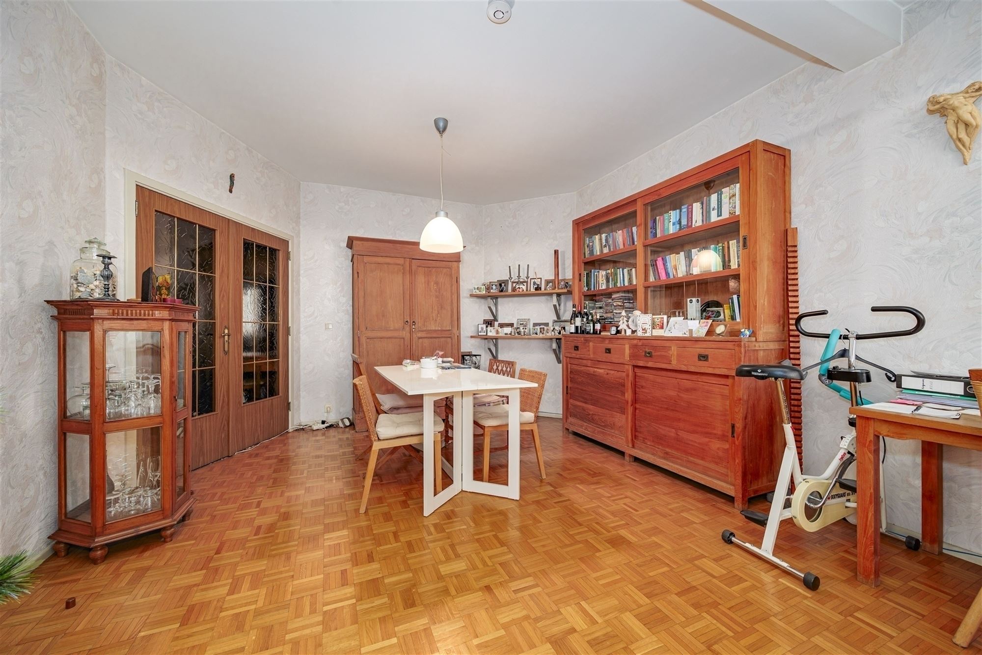 Appartement met 2 slaapkamers en terras. Parking mogelijk. - foto 4