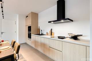 <p> </p>
<p>Dit tweeslaapkamerappartement verwelkomt je met een <strong>ruime inkomhal met vestiaire en gastentoilet</strong>. De volledig <strong>uitgeruste keuken</strong> is voorzien van een combi-oven, kookplaat, spoelbak en ingebouwde koelkast, en sluit naadloos aan op een handige <strong>berging</strong> met aansluiting voor wasmachine en droogkast. De<strong> lichtrijke leefruimte</strong> biedt alle ruimte voor een <strong>gezellige eethoek en zithoek</strong>, en geeft rechtstreeks toegang tot een oost- of westgericht <strong>terras van maar liefst 15 m²</strong> – ideaal om buiten te genieten in alle rust. Verder beschikt het appartement over <strong>twee slaapkamers </strong>en een <strong>stijlvolle badkamer met dubbele lavabo, spiegelkast en inloopdouche</strong>. Het gebouw is bovendien volledig onderkelderd en biedt <strong>ondergrondse staanplaatsen en private bergingen van 5,2 m² tot 9,6 m²</strong>.</p>
<h3>Troeven</h3>
<ul>
<li>E-peil van 30</li>
<li>Vloerverwarming met warmtepomp</li>
<li>Zonnepanelen</li>
<li>Gemeenschappelijk afvallokaal</li>
<li>Afgesloten fietsenberging op het gelijkvloers</li>
<li>Bezoekersparking voor de deur</li>
<li>Elektrisch laden achteraan mogelijk</li>
</ul>
<h3><span> Contacteer Martijn via </span>martijn@maesconceptimmo.be<span> of </span>0470/62.95.68<span> voor een bezoek ter plaatse. </span></h3>