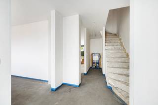 Op een uitstekende ligging, vlak bij het park en op wandelafstand van de zeedijk, bevindt zich deze kwalitatieve nieuwbouwwoning. De woning wordt nog volledig afgewerkt conform het lastenboek.  Als koper krijgt u nog de mogelijkheid om de afwerkingsmaterialen zelf te kiezen volgens het voorziene lastenboek. Zo richt u de woning volledig in naar uw eigen smaak, zonder bijkomende afwerkingskosten binnen de voorziene budgetten.<br /><br />Bij het betreden van de woning komt u in de inkomhal met gastentoilet. Op het gelijkvloers bevindt zich een ruime berging, ideaal als fietsenberging of extra opslagruimte. De lichtrijke leefruimte met open keuken biedt een mooi zicht op de privatieve tuin en het aangelegde zonneterras van ongeveer 12 m².<br /><br />Op de eerste verdieping bevindt zich de masterbedroom met een ensuite badkamer. Daarnaast zijn er nog twee volwaardige slaapkamers, een tweede badkamer en een praktische berging met aansluiting voor een wasmachine en droogkast.<br /><br />De zolderverdieping biedt tal van mogelijkheden en kan ingericht worden als extra slaapkamer, bureau, hobbyruimte of speelkamer.<br /><br />Voor de woning beschikt u bovendien over een privatieve autostaanplaats, zodat u steeds comfortabel kunt parkeren.<br /><br />De woning wordt uitgerust met kwalitatieve en duurzame technieken, waaronder een geothermisch verwarmingssysteem en zonnepanelen. Dit zorgt voor een aangenaam wooncomfort en een bijzonder laag energieverbruik.<br /><br />Contacteer ons gerust voor meer informatie of een bezoek ter plaatse.