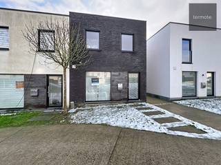 Moderne, halfopen woning, bestaande uit : aparte inkomhal met gastentoilet, mooie lichtrijke living, moderne open keuken met alle...