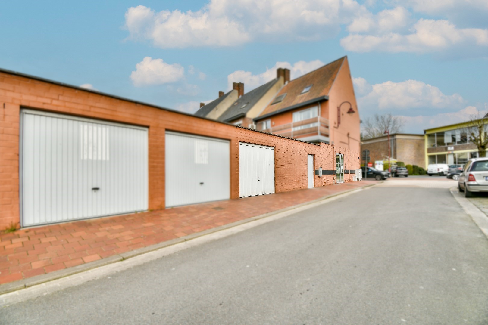 Commerciële handelsruimte/ kantoor / praktijkruimte met garage in het centrum van Lichtervelde! - foto 4