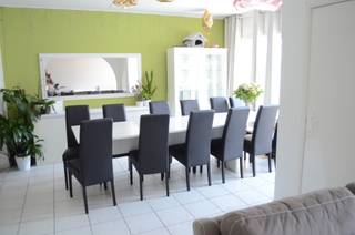 Deze ruime driegevelwoning met tuin en parking, staat op een terrein van 562 m². Vanaf het terras kijk je over de tuin naar de achterliggende...