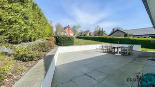 <p><span>In deze zeer gegeerde residentiële buurt in Dilbeek komen er zelden woningen te koop. Deze mooie villa is daarom een uitzondering vanwege de ligging, klassieke maar zeer waardevolle details en de ruime tuin. Met een beetje opfrissing maak je van deze woning een zeer leuke thuis, met vlotte verbinding naar Brussel. Deze woning heeft momenteel 2 slaapkamers, een ruime keuken, ruime leefruimte met enorm veel lichtinval. Momenteel is het EPC een F, maar enkel met het plaatsen van een condenserende gasketel zakt deze al naar D. Er is een simulatie gemaakt om dit aan te tonen. Als u interesse hebt en u wenst deze woning te bezoeken, maak dan snel een afspraak op het nr. 056/96.08.00 of mail naar info@property-vastgoed.be. Er is een startprijs van 599.000 voor de bieding. Ieder bod zal worden voorgelegd aan de eigenaar </span></p>