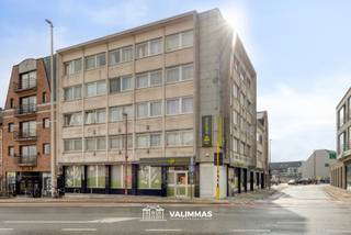 VALIMMAS verkoopt in het centrum van Asse dit verzorgde en direct instapklare hoekappartement op de derde verdieping (met lift).    

Het appartement bestaat uit een inkomhal met vestiairekast, een toilet, een ruime living, een ingerichte keuken, een badkamer met douche, en twee slaapkamers.    
Inclusief een kelder en het gebruik van de gemeenschappelijke fietsenberging.    

Hoekappartement = veel lichtinval !
Gelegen in de onmiddellijke nabijheid van winkels, scholen, Markt, bushalte en station.  Mobiscore 8,6/10.   