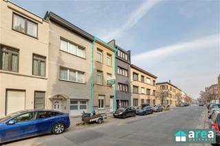 <p><span>Deze ruime gezinswoning is gelegen in de hippe Boho wijk meer bepaald aan het Koxplein, tussen het Moorkensplein en Zurenborg. Het betreft een ruime, doch te renoveren woning met 4 slaapkamers, koer en veranda (terras). Omwille van de ligging ben je op een steenworp verwijderd van verschillende leuke adresjes. In de omgeving is er absoluut geen gebrek aan winkels, scholen, apothekers, horeca gelegenheid en zoveel meer!</span></p><p><span> </span></p><p><span>Grootste troeven:</span></p><p><span>-Centrale locatie in hippe buurt!</span></p><p><span>-Veel potentieel</span></p><p><span>-4ruime slaapkamers</span></p><p><span>-Koer & terras aanwezig</span></p><p><span>-Geen energetische renovatieverplichting</span></p><p><span> </span></p><p><span>(Huidige) indeling:</span></p><p><span>-Kelder: Ruim (30m²), ideaal voor stockage.</span></p><p><span>-GLVL: Op het gelijkvloers bevindt zich een ruime & lichtrijke leefruimte die eenvoudig kan worden verbonden met de aangrenzende eetkamer. Aansluitend treffen we de keuken, die toegang biedt tot een compacte koer (ca. 3 m²), ideaal voor een frisse buitenruimte. Verder is er op dit niveau een praktische badkamer voorzien van douche en toilet.</span></p><p><span>-V1: De 1</span><span><sup>ste</sup></span><span> verdieping omvat aan de voorzijde een masterbedroom (25 m²). Daarnaast bevindt zich de 2</span><span><sup>de</sup></span><span> slaapkamer (12 m²). Achteraan vinden we een 2</span><span><sup>de</sup></span><span> badkamer (5 m²), uitgerust met ligbad & toilet. Deze ruimte geeft bovendien toegang tot een veranda/terras (6 m²).</span></p><p><span>-V2: Op de bovenste verdieping zijn nog 2 bijkomende slaapkamers aanwezig (15m² & 10 m²).</span></p><p><span> </span></p><p><span>Voor meer informatie kan u terecht bij Area Partners: Info@area.be of 03/284.60.60</span></p>