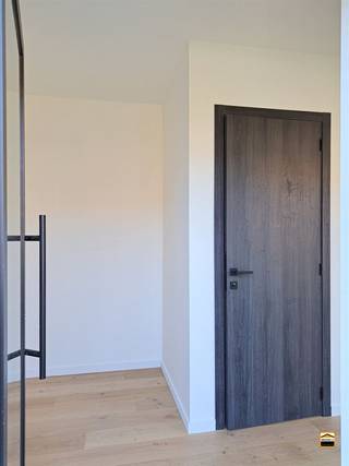 <p><span>Hoogafgewerkte woning met 3 slaapkamers en een mooie tuin van 44 m².</span></p><p><span><br />Pal in het centrum realiseert de promotor Helico nv een hoogkwalitatief woonproject. <br />Deze locatie werd geselecteerd gezien de centrale ligging. Al hetgeen een mens nodig <br />heeft doet zich op wandelafstand voor. Denken we maar aan winkels, openbaar vervoer,<br />restaurants, cafeetjes, recreatieve mogelijkheden, etc...<br /><br />Het project omvat 19 wooneenheden.<br />In het kelder-niveau voorzien we ondergrondse autostaanplaatsen, kelderbergingen, <br />een vuilnisberging en een fietsberging. De kelderbergingen zijn ruim bemeten.<br />Het kelderniveau is bereikbaar via een lift. <br />Er is een gemeenschappelijke fitness ruimte aanwezig.<br /><br />Deze woning beschikt over drie slaapkamers waarbij de woonvertrekken zich verspreid over 2 niveaus voordoen. <br />De leefruimte en keuken staan met elkaar in verbinding waarbij de keuken is uitgerust met een kookeiland. <br />Vanuit de leefruimte heb je rechtstreeks toegang tot het ruime terras met aansluitend het stadstuintje. <br />Het terras en de tuin hebben een zuidelijke oriëntatie. De leefruimte is ruim bemeten en geniet van veel lichtinval.<br /><br />Ondergrondse kelderberging en parkeerplaatsen zijn beschikbaar.<br /><br />Graag nodigen we U uit voor een bezoek ter plaatse.</span></p>