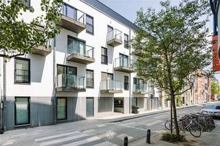 <p><span>GHENT CENTRUM -Spacious penthouse apartment with lots of light and open spaces in Residentie Decascoop</span></p><p><span> </span></p><p><span>Located on the third floor of the stylish Decascoop complex, we find this bright apartment with pleasant outdoor space.</span></p><p><span>Ideal as a starter or investment property with easy access to downtown, student campuses and approach roads.</span></p><p><span> </span></p><p><span> </span></p><p><span>The main assets in a nutshell: </span></p><ul><li><span>Central location in the center of Ghent with smooth connections and good accessibility</span></li><li><span>Green surroundings </span></li><li><span>Openness and spacious feeling with lots of light</span></li><li><span>Still to be finished / furnished to your own liking</span></li><li><span>Presence of two indoor parking spaces</span></li><li><span>4 terraces</span></li><li><span>Spacious apartment of 134</span><span><sup>m2</sup></span></li><li><span>Favorable EPC and compliant electricity</span></li><li><span>Kitchen and bathroom still to be fitted</span></li><li><span>Currently still furnished and licensed as an office. Regularization to apartment in progress. </span></li></ul><p><span> </span></p><p><span> </span></p><p><span>Layout</span><span>: entrance hall with storage room, open living space , access to pleasant city terrace, separate toilet. </span></p><p><span>Possible to convert into a three bedroom apartment.</span></p><p><span> </span></p><p><span>Important</span><span>:</span></p><p><span>Guide price: 550,000 EUR + 70,000 EUR (2 car parking spaces)</span></p><p><span>EPC: 129 kWh/m² year </span></p><p><span> </span></p><p><span>Interested? Contact Axel Lenaerts real estate agents for more info or a site visit at </span><span>09 245 24 24</span><span> or hannelore@axellenaerts.be</span></p><p><span> </span></p>