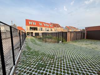 Deze ruime nieuwbouwwoning, ontworpen door Project Architects, biedt biedt de mogelijkheid tot de uitoefening van een vrij beroep of kantoor op...