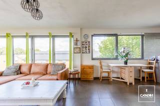 Op de tweede verdieping bevindt zich dit appartement met een<strong> ruime leefruimte</strong>, <strong>twee slaapkamers</strong> en<strong> twee terrassen</strong>. <br /><br />Vanuit de inkomhal kom je rechts in de leefruimte. Dankzij de <strong>grote ramen</strong> valt hier veel daglicht binnen en via het schuifraam bereik je het eerste terras. De<strong> open keuken</strong> sluit aan op de leefruimte, met daarnaast een berging/ technische ruimte waar plaats is voor een wasmachine. <br /><br />Terug in de gang ligt eerst de <strong>eerste slaapkamer</strong>. Verderop bevinden zich het <strong>apart toilet</strong> en de<strong> badkamer met ligbad</strong> en dubbele wastafel. Aan het einde van de gang kom je in de ruime tweede slaapkamer, die toegang geeft tot het grote terras. <br /><br />Een<strong> carport is inbegrepen in de prijs</strong>. Het appartement is momenteel verhuurd, wat het ook interessant maakt voor wie op zoek is naar een investering.<br /><br />Voor meer informatie en een bezoek, neem dan contact op met <strong>Debora </strong>via<strong> debora@convas.be</strong>