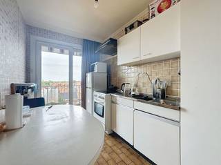 Lichtrijk 2 slaapkamer appartement (75 m²) met zeer groot terras op een boogscheut van het centrum en station Roeselare Indeling : inkom, lichtrijke...