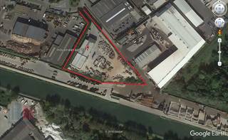 Strategisch gelegen terrein van <strong>8.868 m²</strong>, met bedrijfsgebouw van 1.387 m² bestaande uit nieuwbouw kantoren met magazijn. <br />Het terrein beschikt over <strong>veel buitenopslagruimte</strong>, ideaal voor bedrijven die extra opslagcapaciteit nodig hebben voor hun goederen of materialen. Deze buitenruimte is <strong>volledig verhard</strong>, wat zorgt voor een nette en veilige omgeving voor het opslaan en verplaatsen van goederen.<br />Dankzij de <strong>goede bereikbaarheid</strong> is het gebouw uitstekend gelegen voor logistieke en distributiedoeleinden. Het industriegebouw heeft een goede bereikbaarheid met belangrijke snelwegen E19 en E40, waardoor het ideaal is voor bedrijven die snel toegang nodig hebben tot andere regio's.<br />Deze locatie biedt <strong>ontwikkelingspotentieel</strong>, met ruimte voor toekomstige uitbreidingen of aanpassingen die het gebouw verder kunnen optimaliseren voor specifieke bedrijfsbehoeften. Dit maakt het <strong>een unieke kans</strong> voor bedrijven die op zoek zijn naar een strategisch gelegen pand met veel groeimogelijkheden.<br />Samenvattend biedt dit industriële terrein een uitstekende combinatie van ruimte, bereikbaarheid en potentieel voor ontwikkeling, ideaal voor bedrijven die op zoek zijn naar een veelzijdige en goed gelegen locatie.<br />Ruime parkeer- en manoeuvreerruimte op de verharde site. Beschikbaar bij akte.<br />Contacteer <strong>PANORAMA B2B</strong> voor bijkomende inlichtingen, plannen of een vrijblijvend plaatsbezoek <strong>0474 17 17 15</strong>.