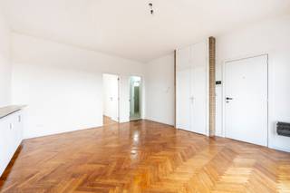 Vernieuwd penthouse appartement met royale terrassen. <br /><br />Op een zeer centrale locatie, nabij het Station, bevindt zich dit vernieuwde penthouse appartement met terras op de bovenste verdieping. <br />Ruime leefruimte, met zicht op de stad én een royaal terras. <br />De nieuwe frisse keuken is zeer gerieflijk ingericht. De badkamer kent een douche, een toilet en een wastafel.<br />De zeer fijne ligging, op wandelafstand van winkels, restaurants, horeca, maken het een interessante investering voor de verhuur.<br />Aan de achterkant een rustig gelegen slaapkamer met ruim terras. <br />Tot slot een handige parkeerplaats met nummer 1 ondergronds dewelke te koop wordt aangeboden aan 35.000;-EUR.