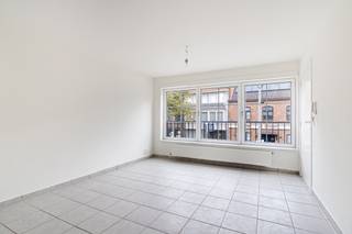 <p><span>instapklaar appartement op de </span><strong><span>1e verdieping</span></strong><span>, centraal gelegen in het centrum van Beerse.</span></p>
<p><span>Het appartement beschikt over:</span></p>
<ul>
<li><span>2 slaapkamers</span></li>
<li><span>Lichte woonkamer</span></li>
<li><span>Volledig uitgeruste keuken</span></li>
<li><span>Badkamer</span></li>
<li><span>Aangenaam terras</span></li>
</ul>
<p><span>Het appartement is </span><strong><span> vernieuwd in 2026</span></strong><span> en afgewerkt met oog voor comfort en modern woonplezier.</span></p>
<p><span>Dankzij de centrale ligging bevinden winkels, openbaar vervoer, scholen en andere voorzieningen zich op wandelafstand.</span></p>
<p><span>Interesse? Neem contact op voor meer informatie of een bezichtiging.</span></p>