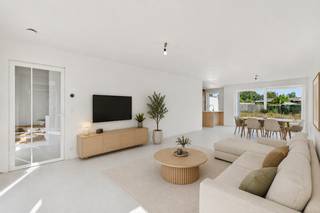 Op een rustige maar tegelijk centrale ligging in Gistel verrijst deze hedendaagse nieuwbouwwoning. De woning werd ontworpen met bijzondere aandacht voor lichtinval, ruimtegevoel en een functionele indeling, waardoor ze perfect aansluit bij de noden van het moderne gezinsleven.<br /><br />Via de inkomhal met gastentoilet komt u terecht in de aangename en lichtrijke leefruimte. Dankzij de grote raampartijen ontstaat een mooie connectie met het terras en de tuin, wat zorgt voor een open en ruimtelijk gevoel. De open keuken vormt samen met de leefruimte het centrale hart van de woning en is ideaal voor gezellige familiemomenten en ontspannen avonden. Aansluitend bevindt zich een praktische was- en bergruimte. Op de verdieping zijn drie volwaardige slaapkamers voorzien, samen met een stijlvolle badkamer uitgerust met een ligbad, inloopdouche en dubbele lavabo. Daarnaast beschikt de verdieping over een afzonderlijk toilet. De zolderruimte biedt bijkomende opbergmogelijkheden en is perfect bruikbaar als stockageruimte.<br /><br />Voor de afwerking werd gekozen voor kwalitatieve, duurzame en onderhoudsvriendelijke materialen die bijdragen aan een tijdloze uitstraling en een optimaal wooncomfort. Dankzij de combinatie van zonnepanelen, een warmtepomp, vloerverwarming en een ventilatiesysteem geniet u bovendien van een uiterst energiezuinige woning met een laag energieverbruik.<br /><br />Ook buiten werd aan alles gedacht zodat u meteen zorgeloos kunt genieten. De woning beschikt over een aangelegd terras, private parkeerplaatsen, een genivelleerde tuin en een groene scheidingshaag die zorgt voor extra privacy en een aangename buitenbeleving.<br /><br />De ligging is zonder twijfel een belangrijke troef. U woont hier in een rustige omgeving met winkels, scholen, horeca en openbaar vervoer op korte afstand. Bovendien zorgt de vlotte verbinding met de autosnelweg voor een uitstekende bereikbaarheid.<br /><br />Deze nieuwbouwwoning combineert modern wooncomfort, kwalitatieve afwerking en een rustige maar centrale ligging in het hart van Gistel.<br /><br />E-peil: 21 - S-peil: 28 ~ Vg, Wg, Gvkr, Gvv, Gmo ~ Ref. MI24864