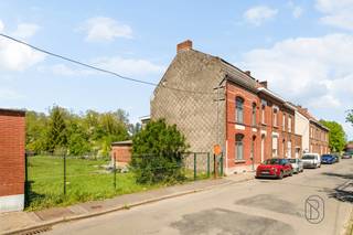 Ontdek deze ruime, gedeeltelijk gerenoveerde 3-gevelwoning met zijdelingse toegang, ideaal gelegen in Lessines. Dicht bij alle voorzieningen zoals...
