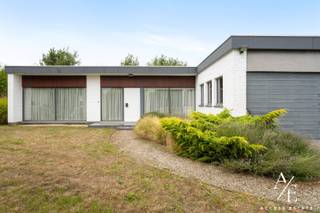 Deze charmante bungalow met renovatiepotentieel en zonnige tuin wordt exclusief aangeboden via Access Estate.<br />BEZOEKDAG ZATERDAG 26 SEPTEMBER - OP AFSPRAAK!<br />Maak jouw afspraak via 0472 60 91 51 (telefoon, sms of Whatsapp).<br /><br />In een rustige, doodlopende straat in Evergem, op korte afstand van het centrum en alle dagelijkse voorzieningen, bevindt zich deze charmante bungalow met heel wat mogelijkheden. De woning biedt aangenaam gelijkvloers wonen, drie volwaardige slaapkamers, een ruime dubbele garage en een mooie, zuidwestgerichte tuin met veel privacy.<br /><br />Bij het binnenkomen betreedt u de inkomhal met ingemaakte kasten, die een praktische verbinding vormt met zowel de leefruimte als de keuken.<br /><br />De ruime en lichtrijke leefruimte geniet dankzij de grote raampartijen van een aangenaam zicht op de tuin. De sfeervolle cassettehaard zorgt voor extra warmte en gezelligheid. Er is voldoende ruimte voor een comfortabele zithoek en een ruime eettafel. Aansluitend bevindt zich een gezellige leeshoek, die eveneens perfect kan worden ingericht als bureau, hobbyruimte of extra zithoek.<br /><br />De keuken sluit rechtstreeks aan op de inkomhal en de leefruimte en geniet eveneens van een mooi uitzicht op de tuin. De aangrenzende berging zorgt voor extra praktische opbergruimte. Vervolgens is er toegang tot de ruime dubbele garage. Deze inpandige garage beschikt over een grote poort, bijkomende bergruimte en een apart toilet. <br /><br />Vanuit de leefruimte leidt de nachthal naar het slaapgedeelte van de woning. Hier bevinden zich drie volwaardige slaapkamers, een gastentoilet en de badkamer. De badkamer is uitgerust met ingemaakte kasten, een lavabo en een ligbad.<br /><br />Een absolute troef is de ruime zuidwestgerichte tuin. De volwassen groenaanplant rondom het perceel zorgt voor een aangename privacy en een groene, rustige omgeving. Het terras met ingebouwde buitenhaard nodigt uit tot gezellige zomeravonden, terwijl het ruime grasperk tal van mogelijkheden biedt voor ontspanning en tuinplezier. Vooraan beschikt de woning bovendien over een ruime oprit met parkeergelegenheid voor meerdere wagens.<br /><br />De woning biedt een uitstekende basis voor wie op zoek is naar een gelijkvloerse woning met ruimte, privacy en renovatiepotentieel en deze volledig naar eigen smaak wil moderniseren.<br /><br />Troeven:<br />• Laagbouwwoning met alles op één niveau <br />• Inpandige dubbele garage <br />• Rustige ligging in een doodlopende straat<br />• Zuidwestgerichte tuin met veel privacy<br />• Tal van mogelijkheden om de woning naar eigen smaak te renoveren <br /><br />Keuringen:<br />• Asbestattest: Asbestveilig<br />• EPC: label D<br />• Elektrische installatie: niet conform <br /><br />Grijp deze unieke kans om een solide bungalow om te toveren tot uw droomwoning! Contacteer ons vandaag nog voor een afspraak op de bezoekdag!