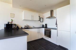 <strong>2 slaapkamer appartement voorzien van een zonneterras over de volledige breedte met groen zicht! <span>Het appartement is uitstekend gelegen te Fruithoflaan nabij winkels, Delhaize, Colruyt, Traitteur-slagerij Finebek, openbaar vervoer, scholen, belangrijke in-en uitvalswegen.</span><br /><br /></strong>
<p><strong><span>INDELING:</span><br /></strong>De lichtrijke LEEFRUIMTE (ca. 41,40m²) geeft via de schuiframen directe toegang tot het zonnige oost-georiënteerd terrast (18,42m²) met rustgevend groen uitzicht. Aansluitend bevindt zich de ingerichte open KEUKEN voorzien van opbergkasten en toestellen; een kookplaat, dampkap, oven, ijskast, diepvries, spoelbak en een afwasmachine.<br /><br />De NACHTHAL geeft u toegang tot het apart gastentoilet en een praktische berging/wasplaats met aansluiting voor uw wasmachine en droogkast. Verder zijn er 2 SLAAPKAMERS (13,02m² en 14,41m²), een DOUCHEKAMER en een ingerichte BADKAMER met ligbad (met douchemogelijkheid) en een lavabomeubel. Ten slotte is er nog een tweede, privatief apart toilet aanwezig.<br /><br />Kelderberging is inbegrepen. <br /><br />Mogelijkheid tot aankopen van een ruime autostaanplaats in het gebouw aan €20.000. Deze plaats is gelegen nabij de lift, in-en uitgang.<br /><br /></p>
<strong><span>BIJZONDERHEDEN: </span></strong><br />- 2 slaapkamer appartement met groen uitzicht. <br />- Ruime autostaanplaats apart te koop<br />- Privatieve kelder inbegrepen<br />- Goed onderhouden gebouw; Dak is geïsoleerd en voldoet aan normen van 2020, terrassen van het gebouw volledig gerenoveerd dd. 2016, Individuele watermeters, nieuw gerenoveerde inkomhal en videofoniesysteem, liften conform <br />- Terras ca. 18,42m²<strong><span><br /></span></strong>- EPC: 117kWh/m², elektrische keuring conform, warmptepomp aanwezig in leefruimte, concierge in het gebouw