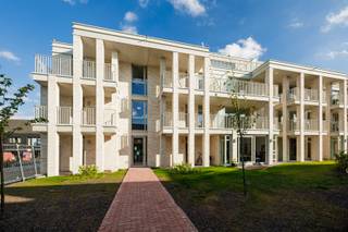 Gelieve steeds te bellen voor een bezoek of meer info: 0485/321.842. <br /><br />In het mooie project 'de Kloostertuin', bevindt zich thv het dorp dit appartement op de eerste verdieping van het nieuw gebouwde deel. De voorkant kijkt uit over het dorp van Zaffelare, de achterkant heeft een mooi zicht op de aangelegde binnentuin van het project. Er zijn slechts 2 appartementen op het verdiep aanwezig en een rechtstreekse lift naar de ondergrondse garage waar de autostaanplaats zich bevindt. Het appartement is professioneel geschilderd, de verlichting is opgehangen en de rails voor gordijnen aan de grote raampartijen, hangen klaar. De leefruimte is ruim en licht en biedt plaats aan een zithoek, eetplaats en de open keuken, er is een aparte berging, badkamer met dubbele lavabo en douche, apart toilet een een grote slaapkamer. Een absolute troef is de aanwezigheid van 2 grote terrassen: er is een terras aan de straatzijde van 13,5m2, waarvan een deel overdekt en afsluitbaar, een 2de terras van 11,3m2 bevindt zich achteraan aan de tuinzijde. De slaapkamer heeft een oppervlakte van 16,5m2 met een duidelijke uitsparing voor een grote kleerkast. Er is een ventilatie D-systeem en de verwarming gebeurt met een warmtepomp waar 2 zonnepanelen van in totaal 870W bijdragen in het verbruik. Perfect instapklaar appartement, ideaal voor iemand alleen of een koppel!