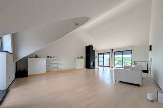 <p><span>Op zoek naar een woning die ruimte, comfort en een adembenemend uitzicht combineert? Dan is dit uniek pand aan de Grotestraat 332 in Kotem precies wat u zoek!</span></p><p><span>Hier woont u elke dag met de Maas als decor, omringd door rust en natuur, en toch vlakbij alle voorzieningen.</span></p><p><span>Gelijkvloers</span></p><p><span>Via de automatische poort betreedt u de zeer ruime inpandige garage. Hier is plaats voor twee wagens, fietsen en extra opslag. Op dit niveau bevindt zich ook een eerste badkamer met douche, toilet, wastafel en aansluiting wasmachine, wat dit verdiep praktisch en veelzijdig maakt. Achteraan sluit de garage aan op een ruimte met geïntegreerde sauna. Vanuit hier heeft u directe toegang tot een fraai aangelegd terras en prachtige tuin!</span></p><p><span>Eerste verdieping</span></p><p><span>De inkomhal op de eerste verdieping geeft u toegang tot twee slaapkamers, waarvan één is uitgerust met een geïntegreerde badkamer. Deze kamer heeft een open en luxueus karakter, ideaal voor wie houdt van een moderne, loftachtige sfeer.</span><span> </span><span> <br />Er is tevens op deze verdieping een gastentoilet aanwezig en een volledig uitgeruste keuken met eetkamer. De keuken is uitgerust met stoomoven, oven, combi-oven, vaatwasmachine, inductiekookplaat met dampkap en dubbele spoelbak. Dit alles afgewerkt met een granieten werkblad. </span></p><h4><span>Tweede verdieping </span></h4><p><span>De bovenste verdieping is volledig ingericht als woonkamer en is zonder twijfel de absolute blikvanger van deze woning. De ruimte ademt gezelligheid en klasse: de hoge plafonds en de houthaard zorgen voor warmte en sfeer!<br />Dankzij het hoge plafond is er de mogelijkheid om een mezzanine te creëren, ideaal als extra slaapruimte</span><span>. </span><span>Via een schuifpui komt u op het ruime terras met zonneluifel, een heerlijke plek om te genieten met een magnifiek uitzicht over de Maas! Hier bevindt zich ook nog een extra bergruimte, ideaal om alles netjes op te bergen.</span></p><h4><span>Extra comfort &amp; voorzieningen</span></h4><ul><li><span>EPC-label C energiezuinige woning</span></li><li><span>Vloerverwarming </span></li><li><span>Elektrische garagepoort</span></li><li><span>Houthaard in de leefruimte</span></li><li><span>Geïntegreerde geluidsinstallatie</span></li><li><span>Sauna in het bijgebouw</span></li></ul><p><span>Tuin</span></p><p><span>Achteraan de woning ligt een fraai aangelegde tuin die rust en privacy biedt. Naast het mooie groen vindt u er ook verschillende fruitstruiken met blauwe bessen, rode bessen en kruisbessen, ideaal om in de zomer zelf te plukken en te genieten van wat de tuin te bieden heeft.</span><span> </span><span>Een groot pluspunt is dat de tuin ook bereikbaar is via een poort aan de achterzijde (bereikbaar met de wagen via de Moerdijkstraat). Zo combineert u gemak met functionaliteit!</span></p><h4><span>Ligging</span></h4><p><span>De woning geniet een zeldzame en unieke ligging: vlak langs de Maas met kilometerslange fiets- en wandelroutes voor de deur. Toch bent u vlot verbonden met Maasmechelen, Lanaken, Genk en Maastricht, en liggen winkels en scholen binnen handbereik</span><span>. </span></p><p><span> </span></p><p><span>Maak snel een afspraak voor een bezoek en laat u overtuigen door de charme van deze unieke woning: 0487 96 38 96 of Mike@jemar.be!</span></p>