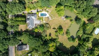 Idéalement située, cette charmante villa à Herenthout est située au centre. Sur un magnifique terrain de 1 hectare, équipé d'étangs et d'une...