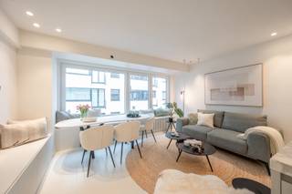 Mooi gerenoveerd appartement ter hoogte van het Driehoeksplein met zijdelings zeezicht. Indeling : inkomhal met gastentoilet, lichtrijke...