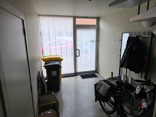 <span><strong>Zeer ruim triplex appartement met 3 slaapkamers in het centrum van Retie.<br /><br /></strong></span>Dit aangename triplex appartement beschikt over een aparte inkomhal met trap naar de leefverdieping. Op de eerste verdieping bevindt zich een ruime en lichtrijke woonkamer met directe toegang tot het deels overdekte terras, ideaal om in alle seizoenen van het buitenleven te genieten. Aansluitend is er de keuken en een afzonderlijk gastentoilet. Op de tweede verdieping bevinden zich drie volwaardige slaapkamers en een badkamer, uitgerust met een ligbad met douchearmatuur en een stijlvol badkamermeubel met dubbele wastafel.<br /><br /><span><strong>Huurprijs</strong></span>: €960,00 per maand.<br /><br /><span><strong>Beschikbaarheid</strong></span>: 1 mei 2026. <br /><br /><span><strong>EPC</strong></span>: 239 kWh/m².