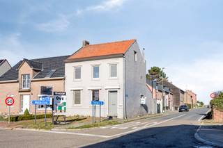 Aangename woning, net buiten het centrum van Tienen, met o.a. 3 slaapkamers, voldoende parkeermogelijkheden, enzovoort.De woning beschikt op het...