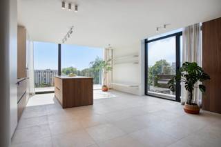 <span><span>In het hart van <strong>Langemark </strong>bieden we dit stijlvolle <strong>penthouse</strong>-appartement te huur aan. Gelegen op een rustige en centrale locatie, combineert dit appartement comfort, licht en moderne afwerking.<br /><br />Bij het binnenkomen bevindt zich een inkomhal met plaats voor vestiaire. De ruime <strong>woonkamer </strong>geniet van veel natuurlijk licht en geeft toegang tot een aangenaam <strong>terras met mooi open uitzicht</strong>, ideaal om te ontspannen of te genieten van het uitzicht.<br />De open <strong>keuken </strong>is volledig uitgerust met moderne toestellen en vormt één geheel met de leefruimte – perfect voor wie houdt van gezellig samen koken en tafelen.<br />Verder beschikt het appartement over een praktische <strong>berging</strong>, een moderne <strong>badkamer </strong>met inloopdouche, en <strong>twee volwaardige slaapkamers</strong>.<br /><br />Het appartement werd volledig geschilderd en volledig voorzien van inbouwkasten.<br /><br /><u>Troeven:</u></span></span>
<ul>
	<li><span><span>Penthouse met groot terras;</span></span></li>
	<li><span><span>High end afwerking;</span></span></li>
	<li><span><span>Volledig ingerichte keuken;</span></span></li>
	<li><span><span>Energiezuinig en instapklaar;</span></span></li>
	<li><span><span>Centrale ligging in Langemark, nabij winkels en openbaar vervoer.</span></span></li>
</ul>
<span><span>Huurprijs exclusief gemeenschappelijke kosten van €50,00/maand.<br />Mogelijkheid tot huren van een garage in de kelderverdieping van de residentie.<br /><br />Beschikbaarheid: juni 2026<br /><br />Een unieke kans voor wie op zoek is naar comfortabel en stijlvol wonen in een rustige omgeving. Bel Diksimmo op het nummer 051 50 11 51 of mail naar diksmuide@diksimmo.be.</span></span>