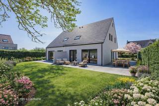 <br />OPHASSELT - Deze prachtige nieuwbouwwoning in moderne, hedendaagse stijl zal u in al zijn opzichten kunnen bekoren. Deze woning die werd gezet met zeer kwalitatieve materialen, biedt u naast alle moderne comfort ook nog een mooie bewoonbare oppervlakte. De woning werd gebouwd naar de huidige regelgeving naar isolatie- en ventilatienormen waardoor u hier terechtkomt in een uiterst energiezuinige woning voorzien van vloerverwarming, warmtepomp, ventilatie, zonnepanelen, enz...<br /><br />Naar indeling toe beschikt deze woning op het gelijkvloers over een inkomhal voorzien van een gastentoilet, een mooie aangename leefruimte voorzien van veel lichtinval met zicht op de tuin met een moderne volledig geïnstalleerde keuken, een bergruimte en een ruime inpandige garage. Op de eerste verdieping bevinden zich naast de overloop, 3 volwaardige slaapkamers, een apart toilet en een verzorgde badkamer voorzien van alle comfort. Verder werd deze woning voorzien van een vaste trap naar de ruime zolder waar perfect nog ruimte is voor het creëren van een extra slaapkamer of een leuke hobbykamer.<br />Ook biedt de woning vooraan nog extra plaats voor het parkeren van 2 wagens en is er natuurlijk de tuin, welke reeds voorzien is van een aangelegd terras. <br /><br />In de directe omgeving bevinden zich openbaar vervoer, buurtwinkels, scholen en invalswegen.<br /><br />Kortom bent u op zoek naar een zeer mooie afgewerkte nieuwbouwwoning voorzien van alle moderne comfort (zoals vloerverwarming, zonnepanelen, warmtepomp enz...), gelegen op een mooi perceel grond, aarzel dan niet en maak snel uw afspraak! Voor meer info of bezoek 053/60.65.60.<br /><br />Aankoop gesplitst stelsel:<br />Grondwaarde 135.000 EUR<br />Constructiewaarde: 304.000 EUR