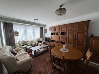 Dit volledig gemeubelde appartement met 2 slaapkamers beschikt daarnaast ook over een praktische indeling en een klassieke inrichting. De maandelijkse huurprijs bedraagt € 1.100, aangevuld met een voorschot van € 50 per maand voor de algemene onkosten en € 75 per maand voor de verwarming. Daarnaast is er een garagebox die verplicht mee gehuurd dient te worden voor € 100 per maand. Het appartement is beschikbaar vanaf 01/10/2026. Ben je geïnteresseerd in dit pand te huur in Oostende? Ga naar de website www.dermul.be, klik op het pand dat je wenst te huren. Via de knop "ik heb interesse" vragen we u kort een profiel in te vullen. Daarna nemen we contact op voor een bezoek. Telefonisch kunnen er geen afspraken gemaakt worden.